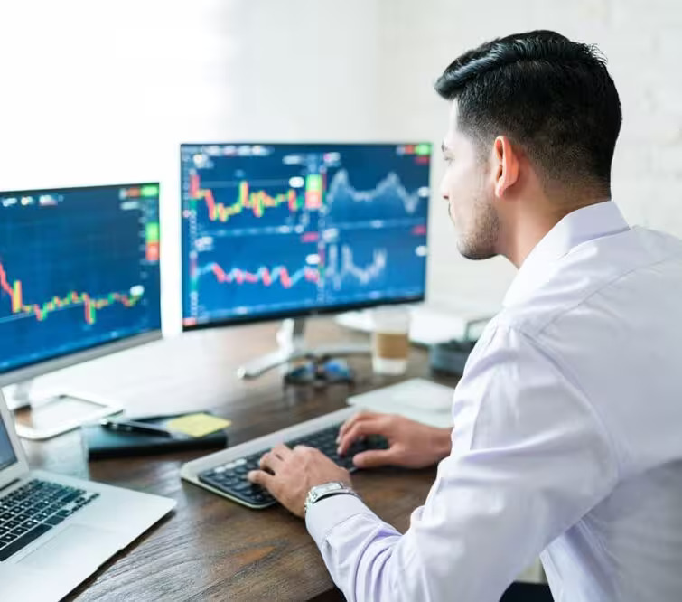 Tím obchodníkov pri spoločnej analýze výkonnostných grafov